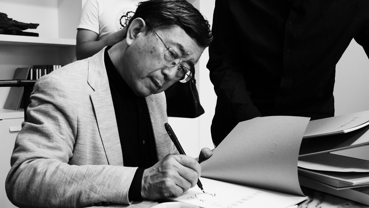 余秋雨为啥身败名裂,为什么余秋雨被拉下神坛