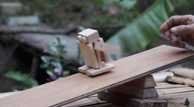 中国宝藏爷爷靠玩木头火到国外了,中国宝藏爷爷玩木头火到国外了