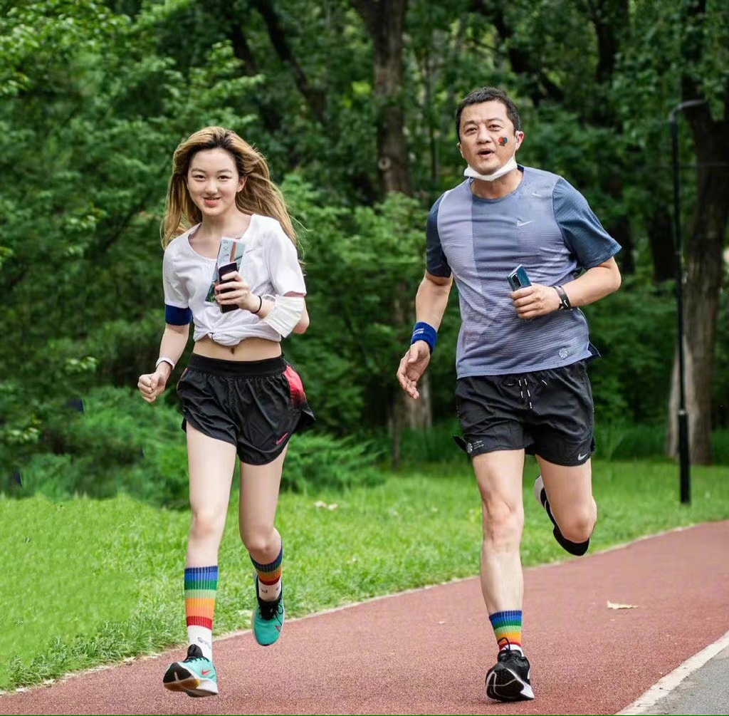 李嫣自信洒脱挺有星范,李嫣罕见穿西装套裙亮相