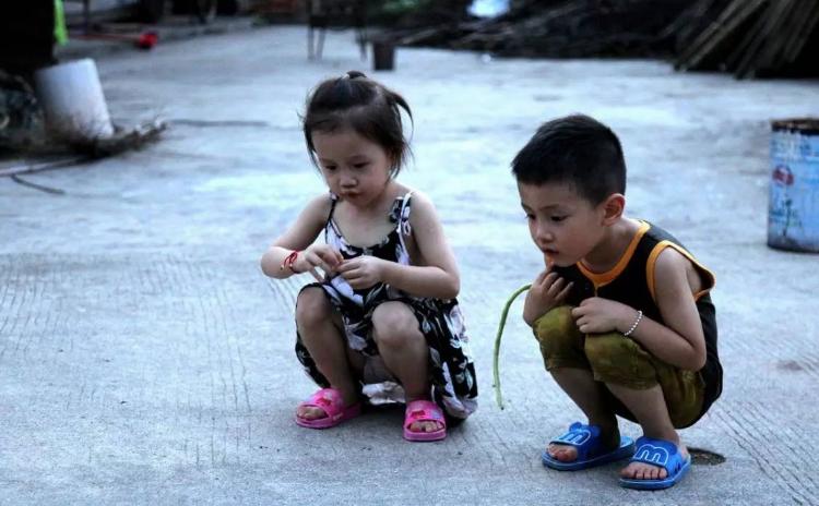 孙女耳朵里意外进飞蛾，奶奶教科书式救助，医生知道后都连连称赞