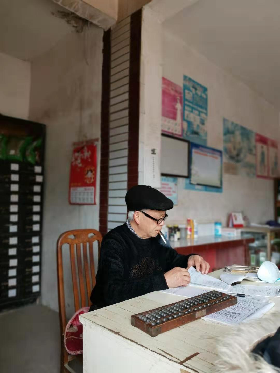 我们见证了历史,我们躺在沙发上