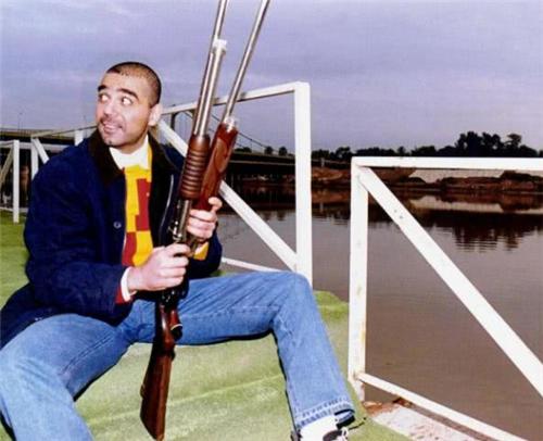 为了出个好成绩,他用皮鞭抽打运动员,最终被一发火箭弹结束性命