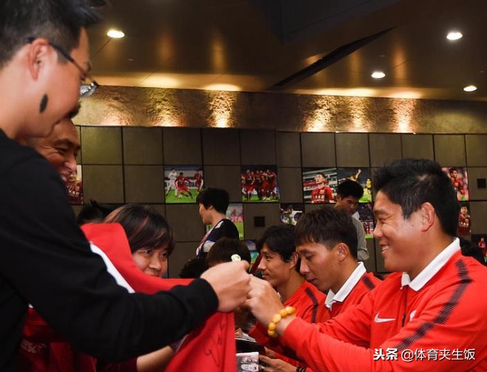 徐根宝上港庆功宴全集,上海上港武磊胡尔克