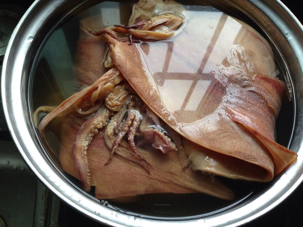 干鱿鱼用什么泡柔软且肉质鲜美,泡发干鱿鱼的正确方法