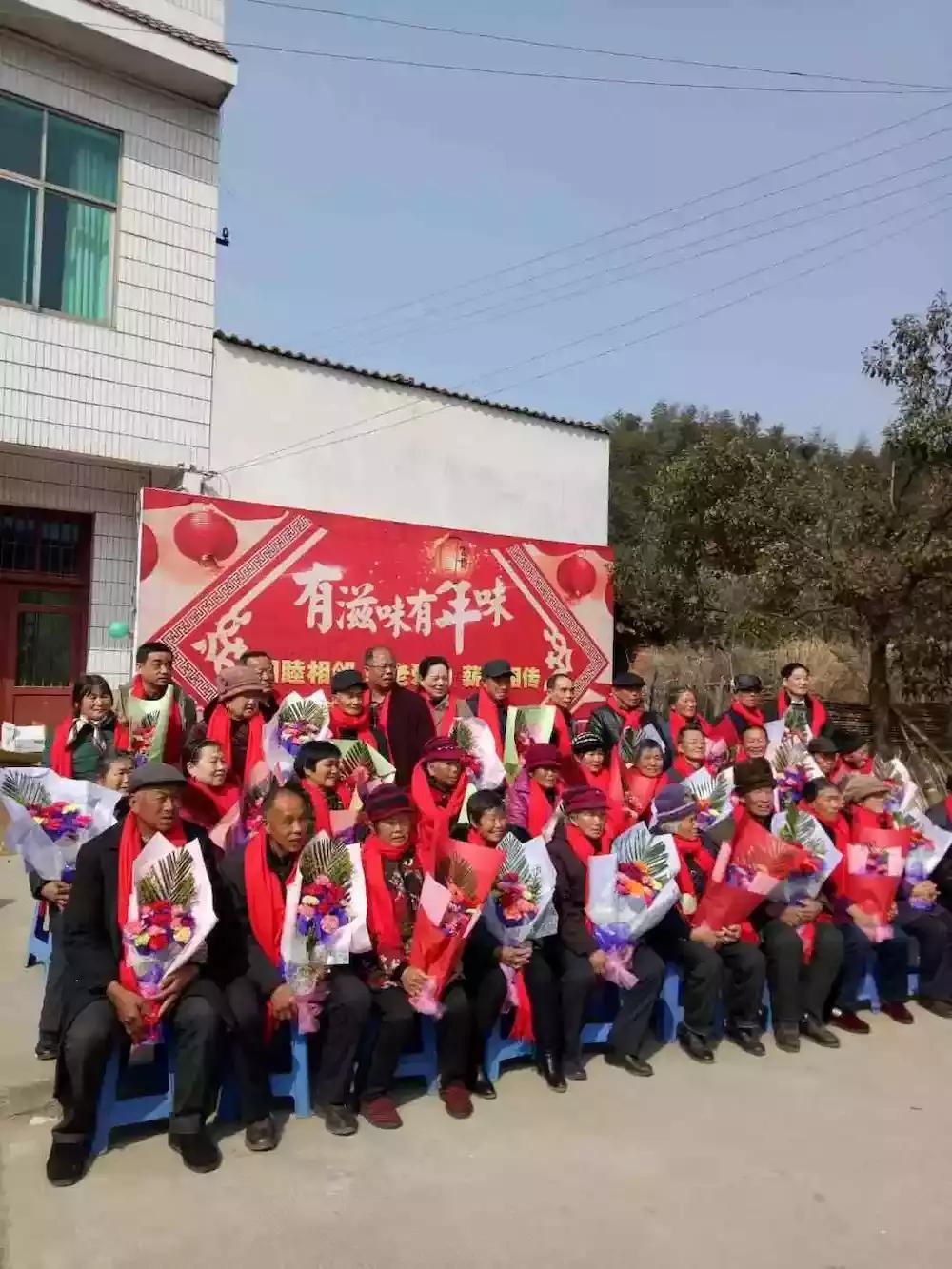 我筹备了村里有史以来第一场春节团拜会，连记者都吸引来了