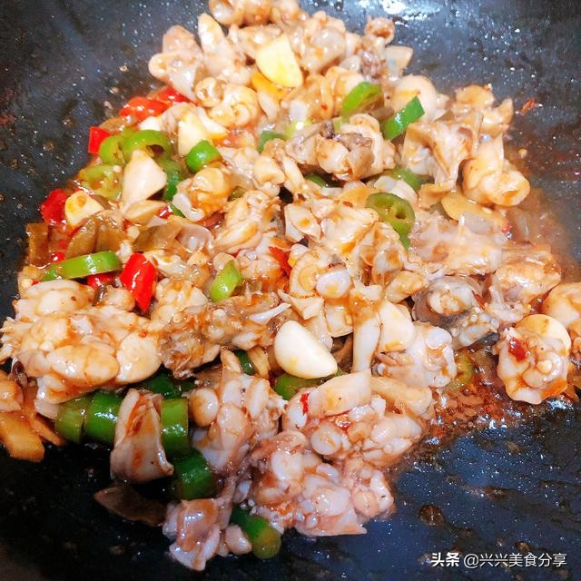 牛蛙怎么做吃起来比较嫩,肉质鲜嫩的红烧牛蛙