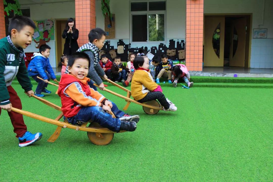 小小足球运动员=未来男神~|走进成都市第十二幼儿园蓝光分园