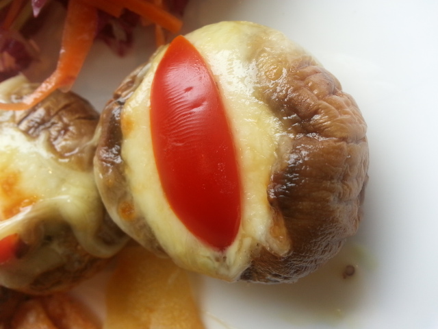 北京吃汉堡的必选之地，用料实在考究，肉片鲜嫩，酱料丰富