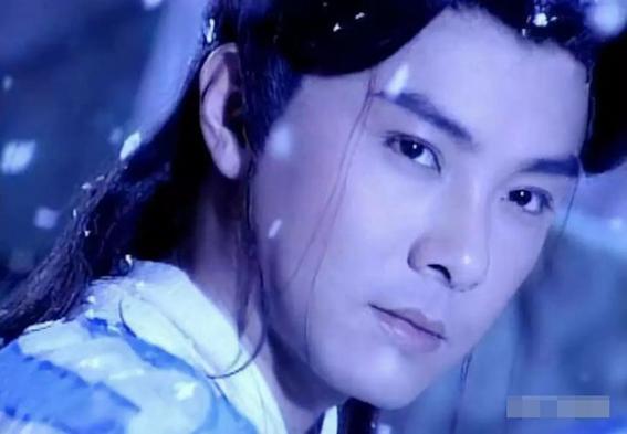 光头哥的凄惨人生,光头男的伤感背影视频