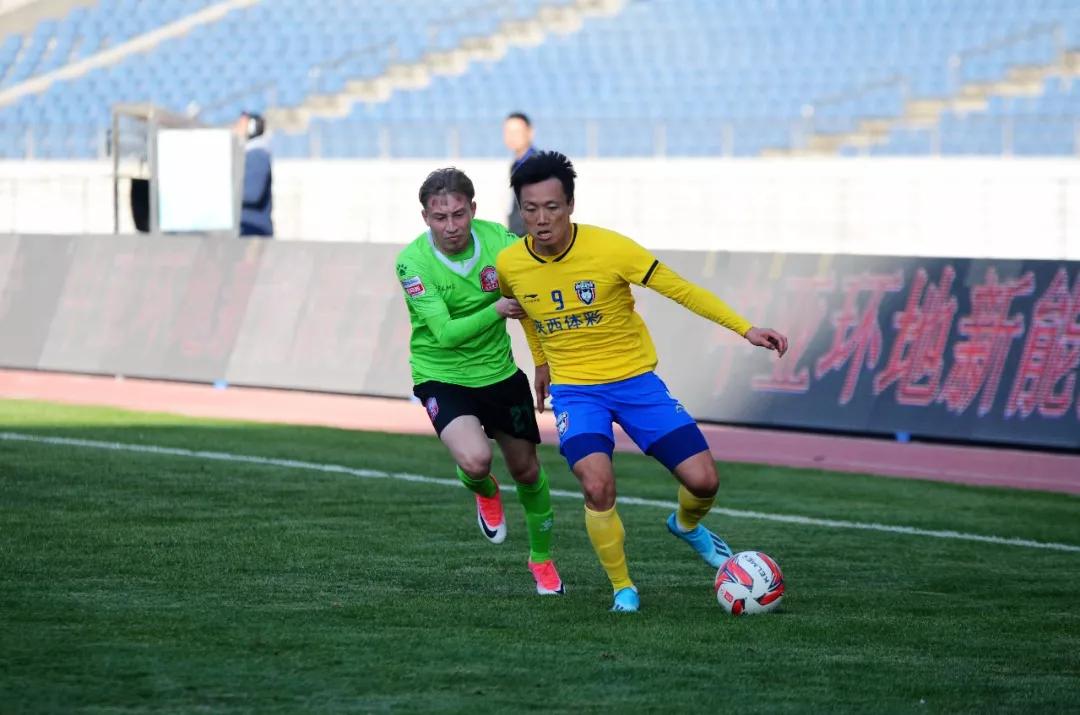 西安正在建设的足球场,西安7人制足球场翻修施工