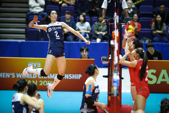 说出排球的五种基本技术,排球比赛中最重要的位置