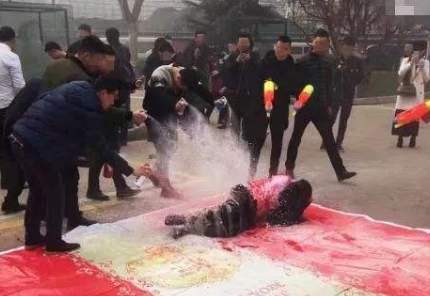 婚礼伴娘遭闹婚新郎袖手旁观,闹婚伴娘事件新娘反击