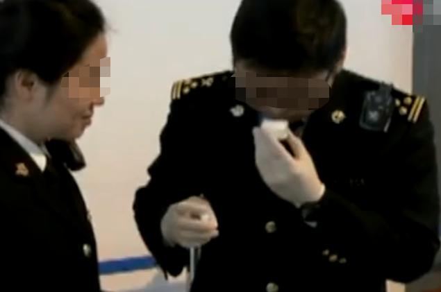 女子身戴24斤黄金被海关查获,女子把两斤黄金藏体内