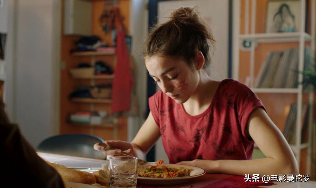 小伙谈了个漂亮女友,却不知她全家都是食人族,一部猎奇类文艺片