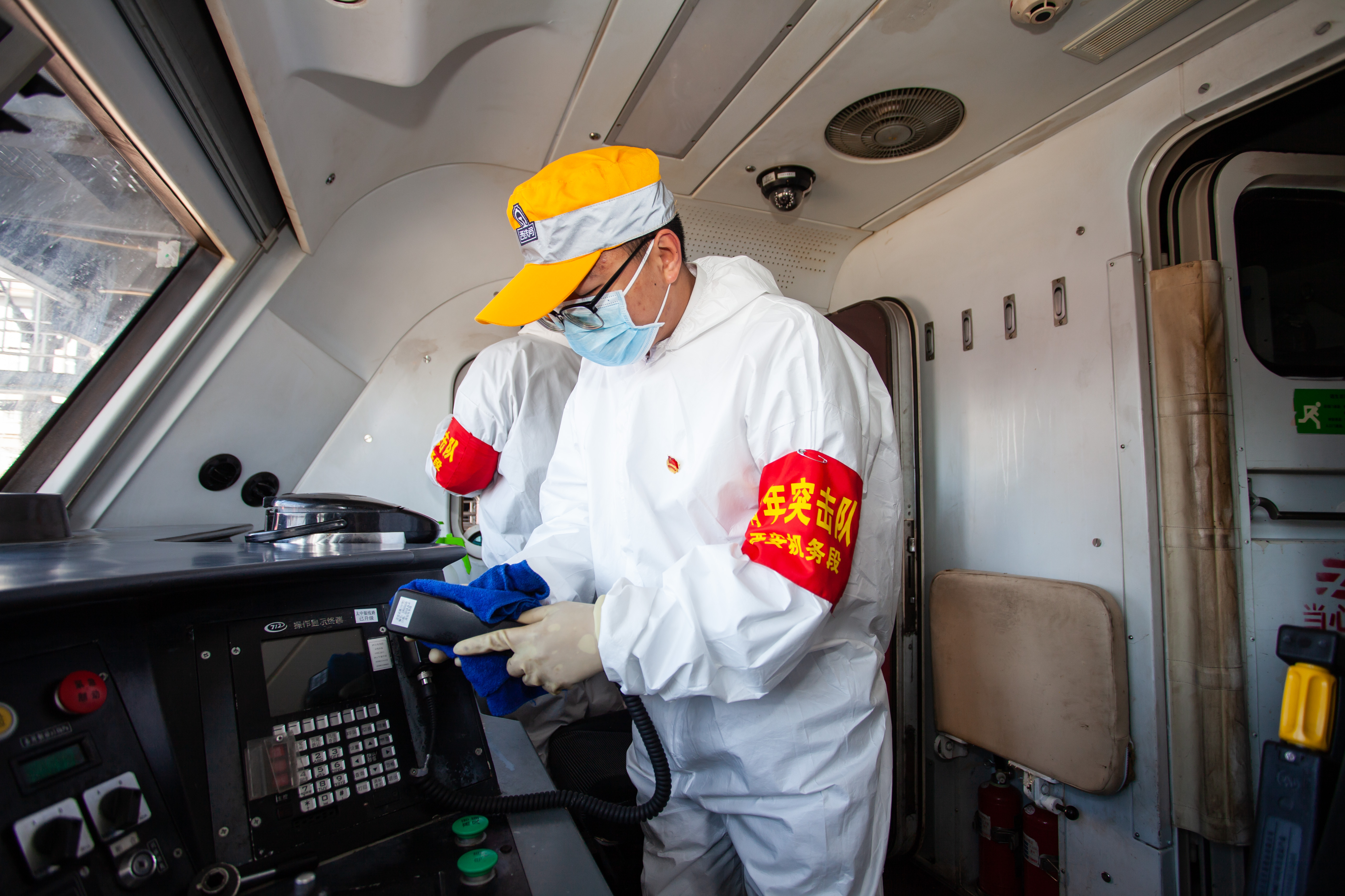 让党旗飘扬在抗疫工作的最前线,让团旗在一线飘扬