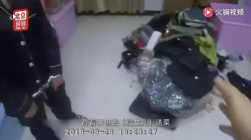 老太用奢侈品包装菜装肉，结果她闺女被抓了…