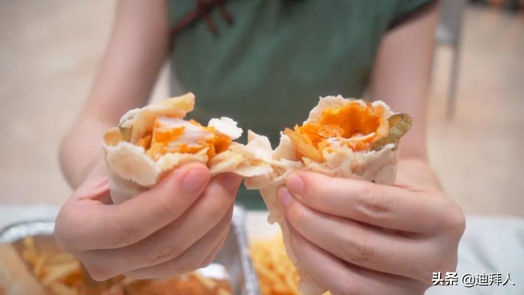 这只“鸡”不一般！啃过都说好！探访来自沙特的灵魂炸鸡店AlBaik