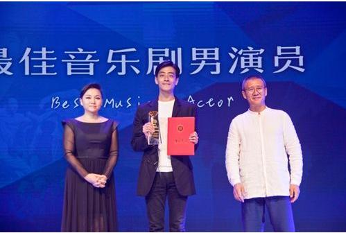 他被称为音乐剧王子，却为何直到近30岁才为人所知？