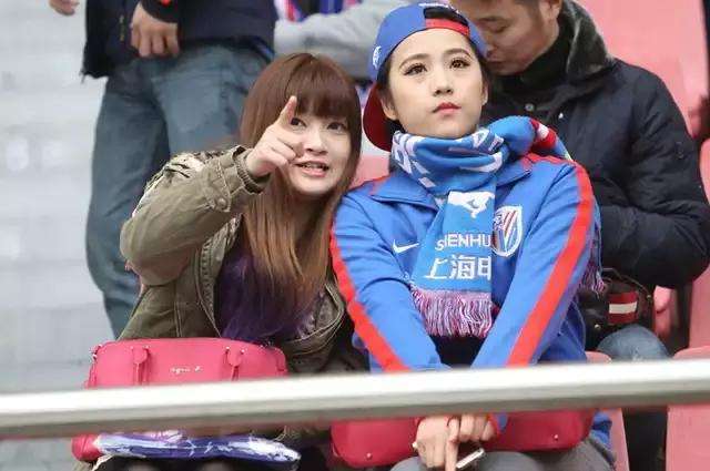 足球运动员喜欢的女孩,喜欢足球的女孩