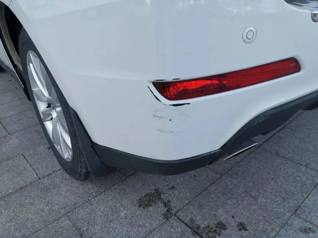 车停在小区被别人刮了,车停小区里被人撞了