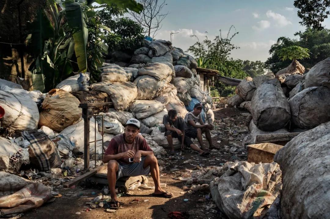 为挣2块钱，印尼万人住进世界最大垃圾场，和7000吨垃圾同吃住