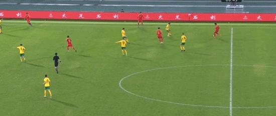 21岁国足新星低级失误,国足失误被反击裁判挺身而出