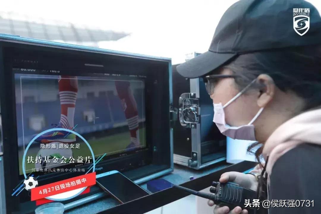 别忘了,曾经的你也饱含热泪为她们高歌铿锵玫瑰……