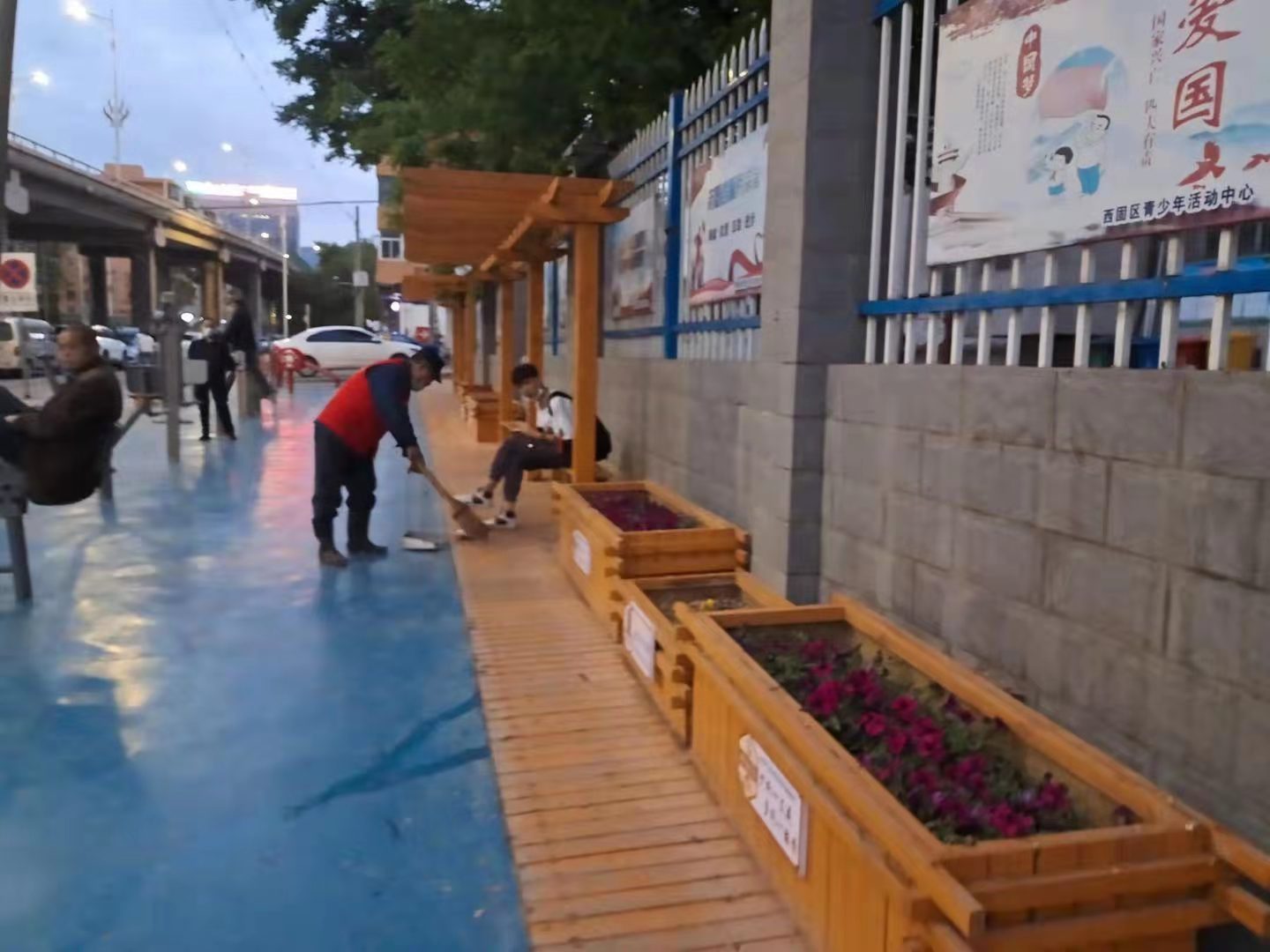 转角处遇见甜蜜，西固区西固城街道牌坊路社区把城市“小伤疤”变成了“桥下蜜园”