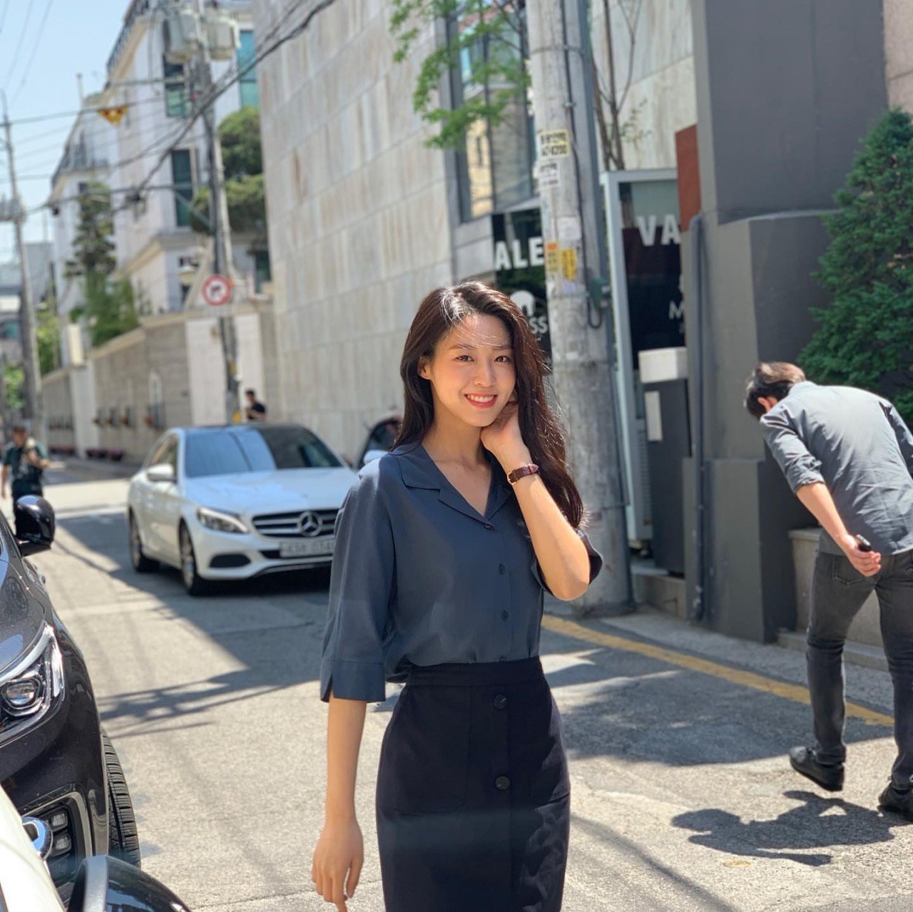 她是zico的前女友，深蓝风衣内搭灰卫衣出镜，身材依旧没的说