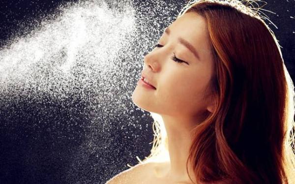 夏天拒绝变成猪刚鬣！防油光，到底是散粉好用还是喷雾？