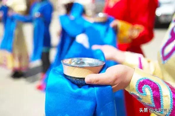 古老的祭祀与迎客的“下马酒”