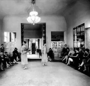 时装之父：曾为“茜茜公主”设计服装，将妻子打造为首个时装模特