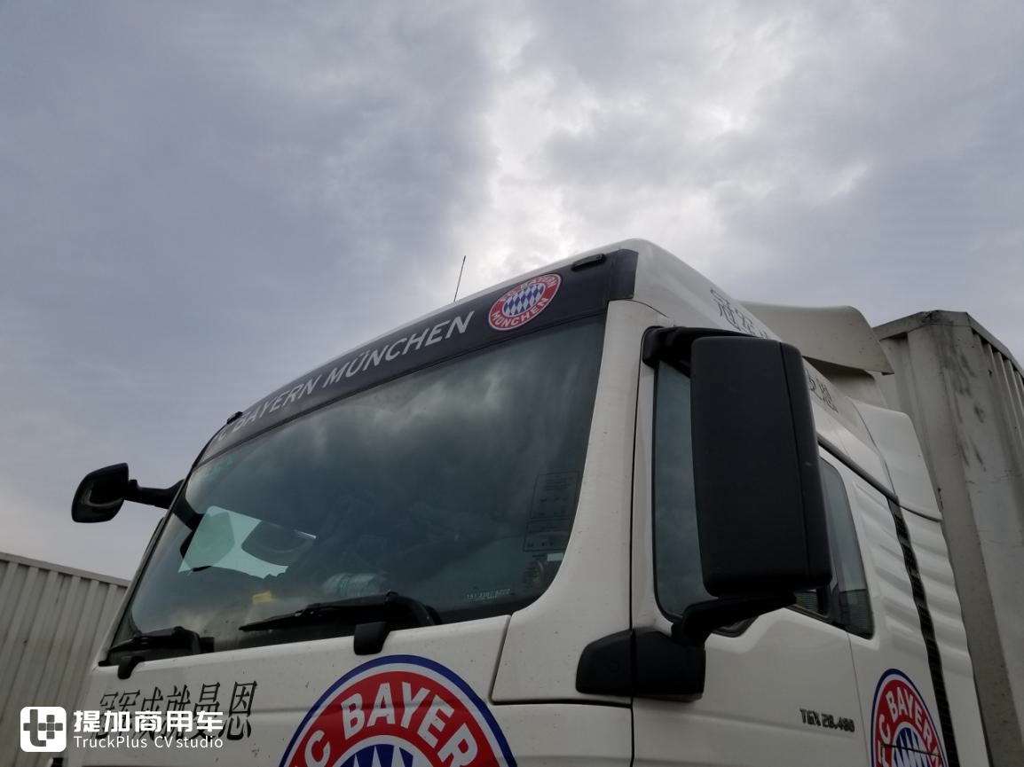 遇到一辆贴满“拜仁慕尼黑”球队元素的卡车，仔细一看竟大有来头