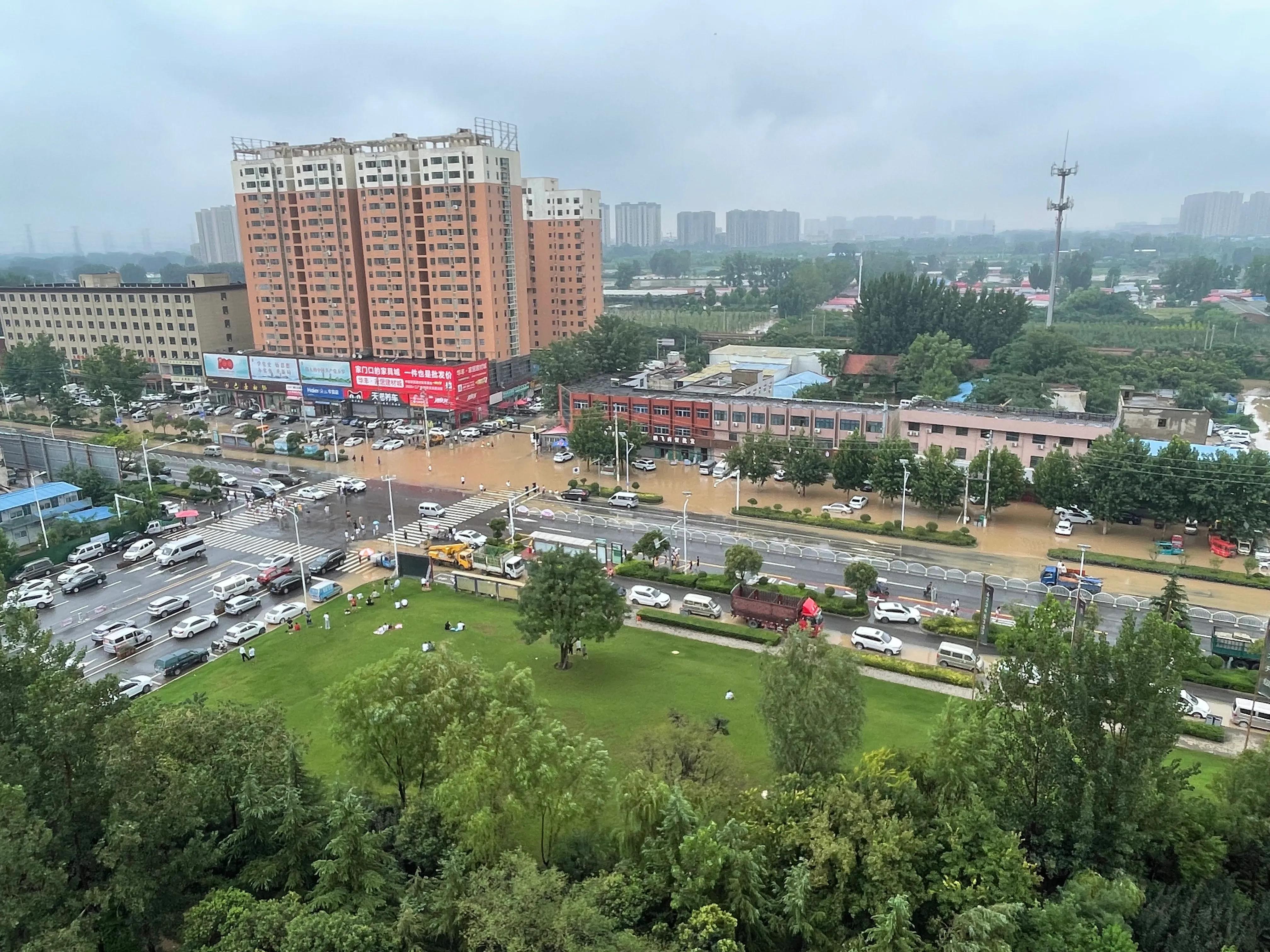 白沙镇十字路口,郑州十字路口多个红绿灯怎么走