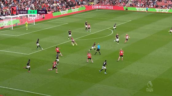 11打10却更难踢，曼联不怕丢人面对铁桶阵时只能找回斯莫林了