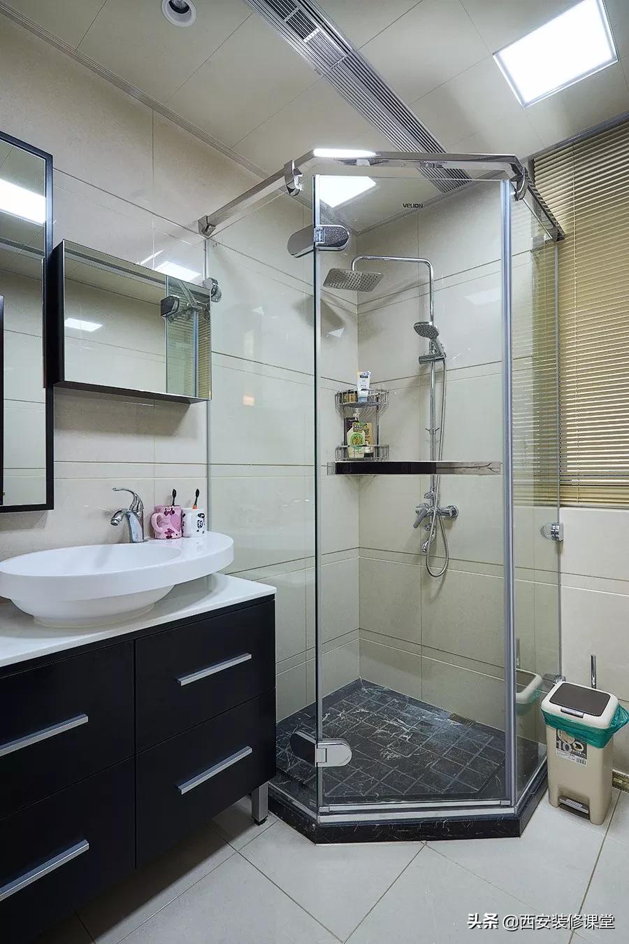 卫生间淋浴隔断用玻璃门还是浴帘,软装隔断卫生间淋浴区装修效果图