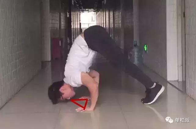 自由倒立撑训练方法,初学者如何掌握倒立撑