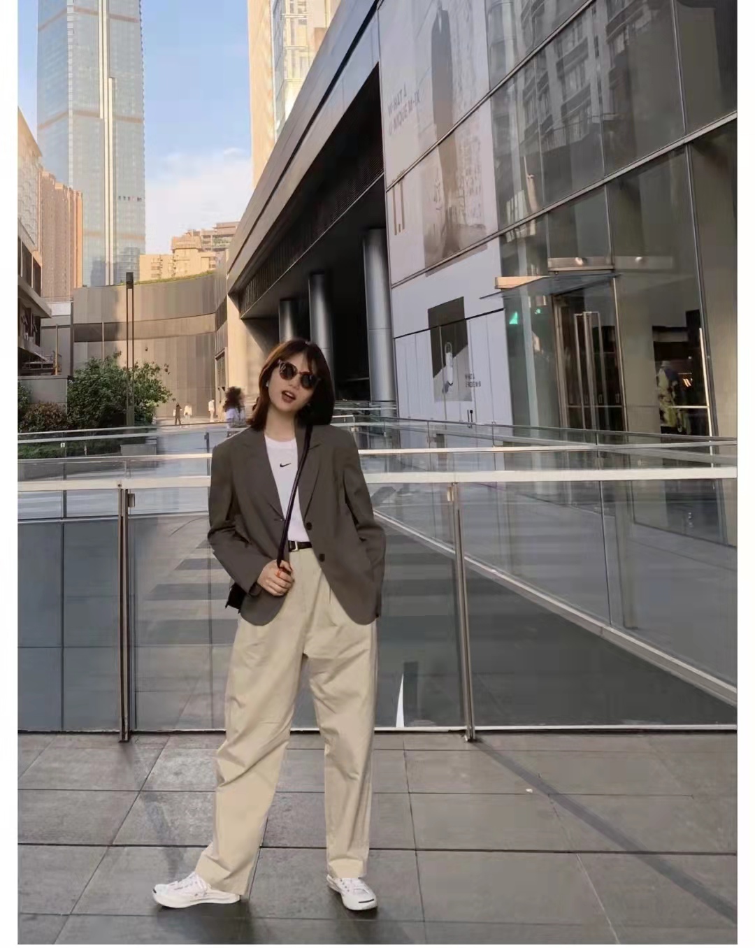 卡其色裤子配什么上衣有高级感男,黑色上衣配卡其色裤子好看吗男生