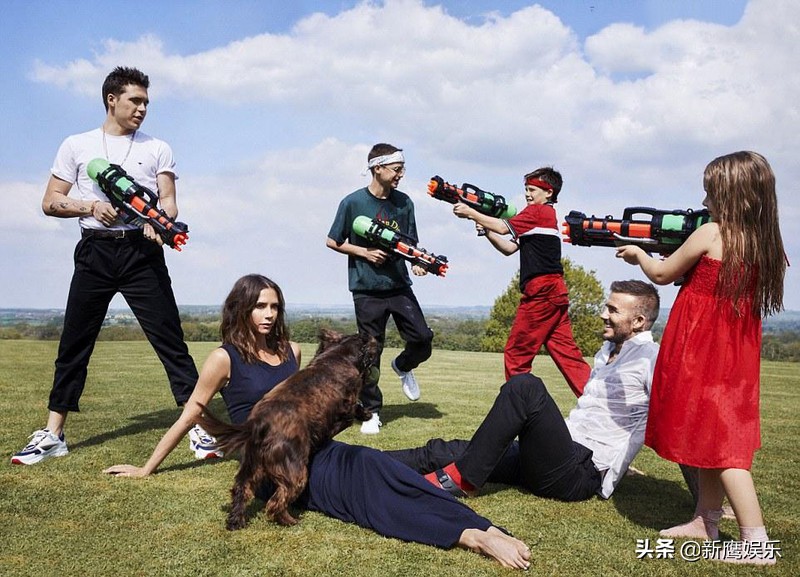 又胖了?小七沙滩踢足球比17岁哥哥腿还粗,太胖跑不动被球砸脸