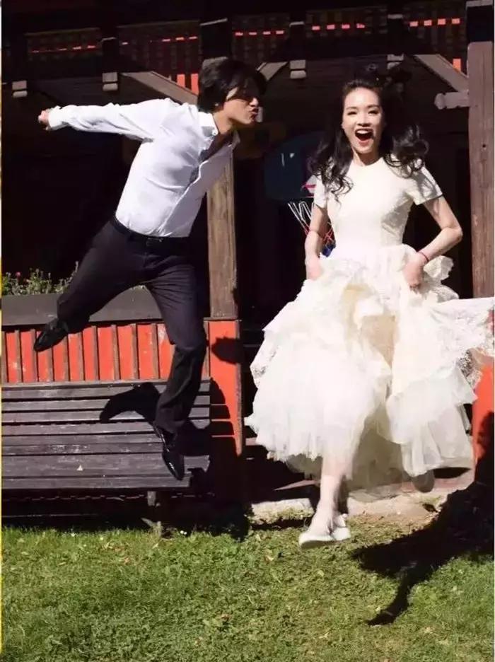 备婚的新娘们视频,备婚中式婚纱推荐