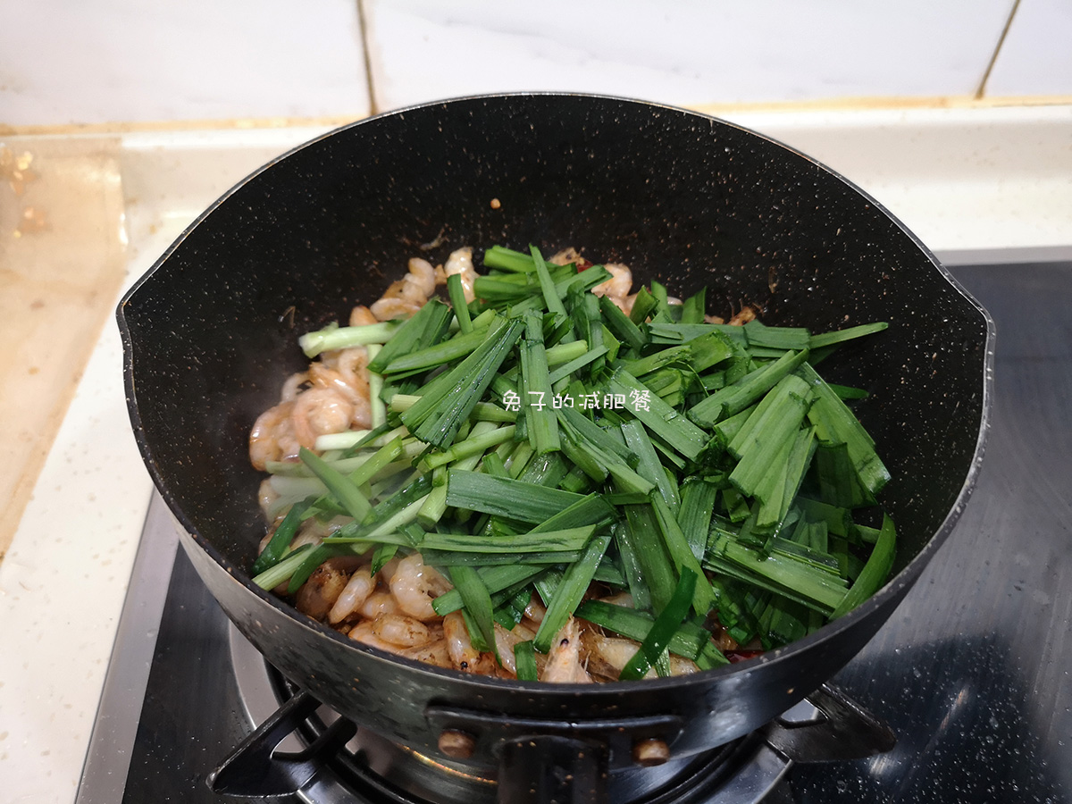 春天的紫根韭菜好吃不贵，和小虾炒一炒，比带鱼鲜，老爸的下酒菜