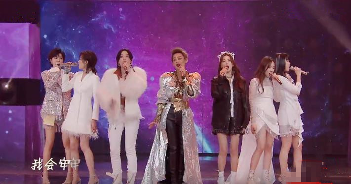 暖心郁可唯唱歌,郁可唯羽绒服蓝色