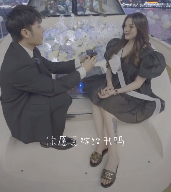 韩安冉给小猪妹买奔驰当代步车，小猪只顾风花雪月，网友：绝绝子