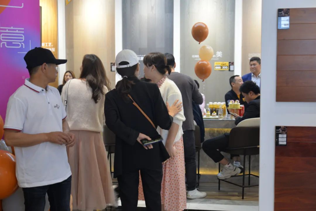 这里聚集了众多好色之徒，他们皆为美色而来