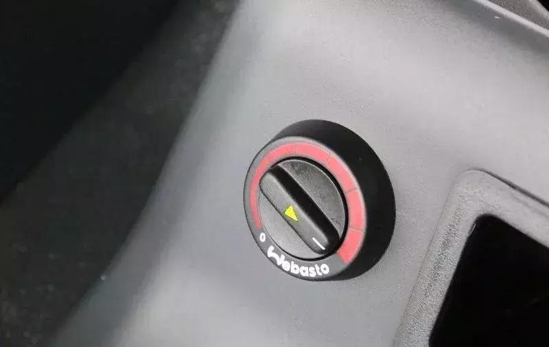 解放j6p最新款2.0有哪些安全配置,解放j6p420牵引车自重多少