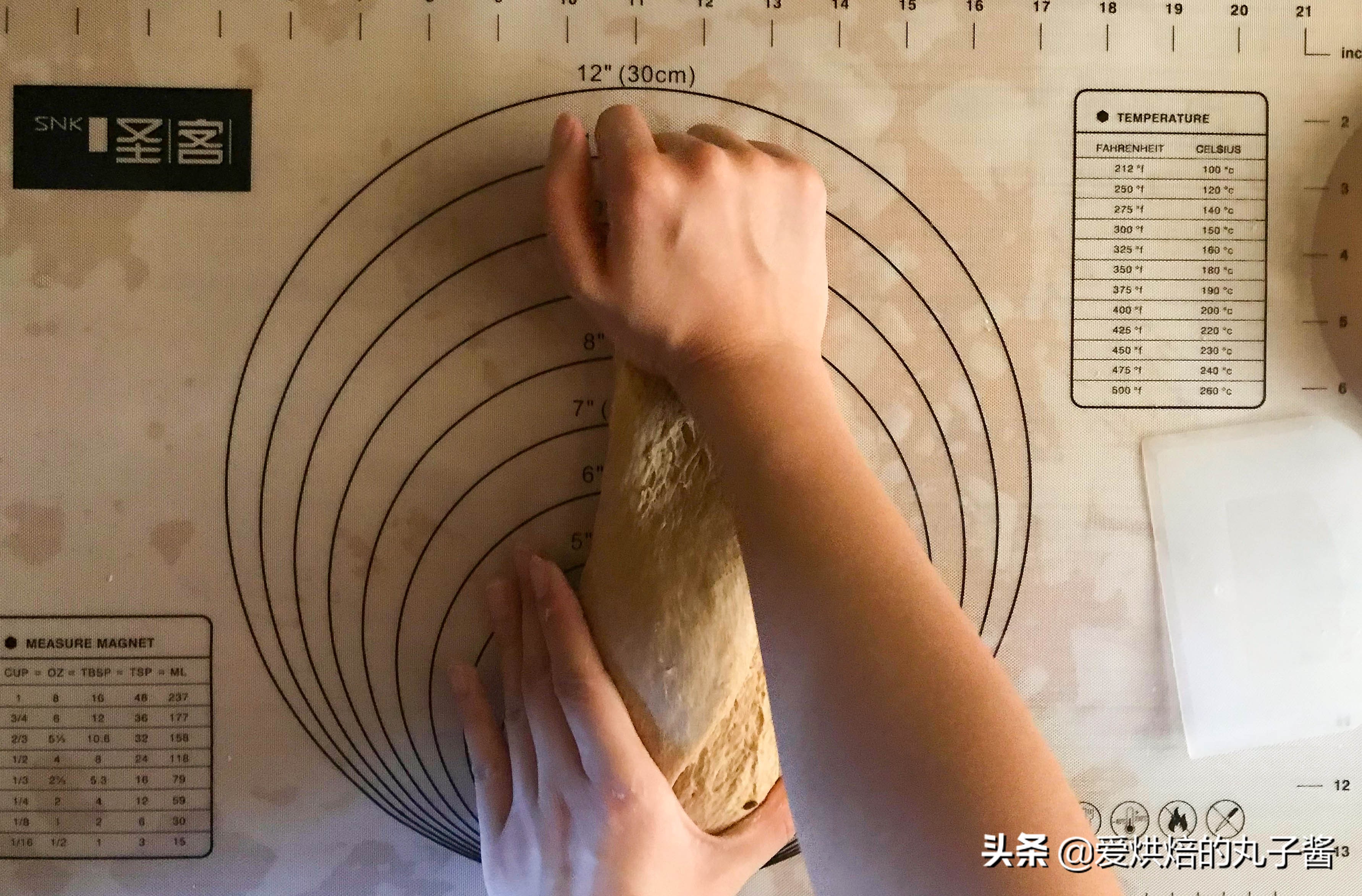 和面前多加1步，无需揉面机，做出的面包松软拉丝！省时又省力