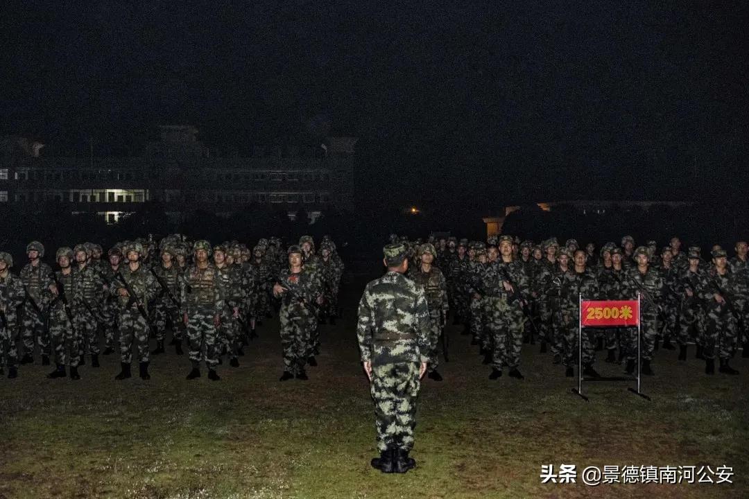 又快又准！夜间实弹射击训练，*弹子**呼啸直指靶心