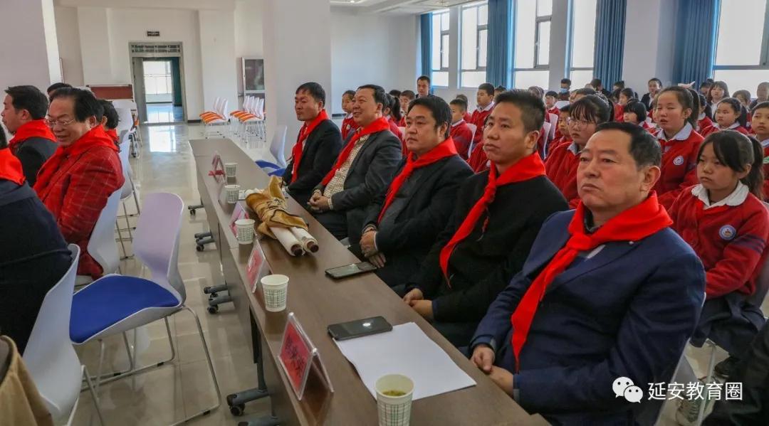 一群上海和延安的书画名家，今天走进了延安一所民办小学！