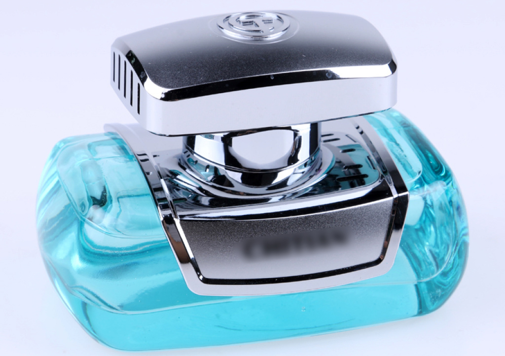 车上塑料味重用什么香水好,车上什么香水味道淡而且持久留香