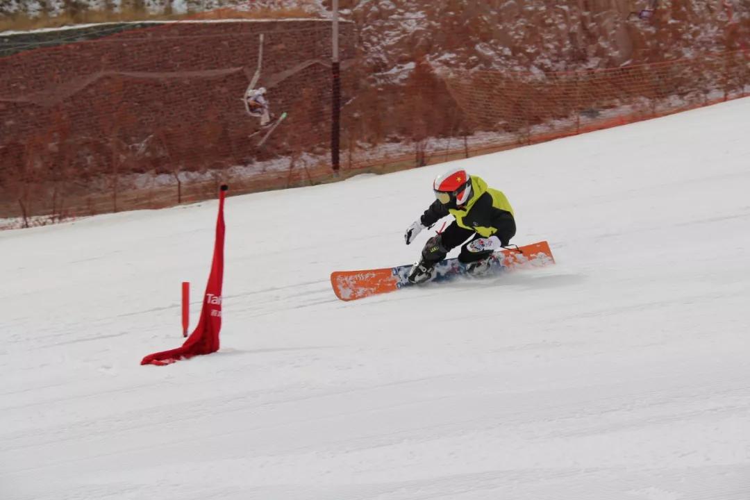 新地老师：青少年滑雪，“玩”才是正经事儿丨冰雪100人Vol.005